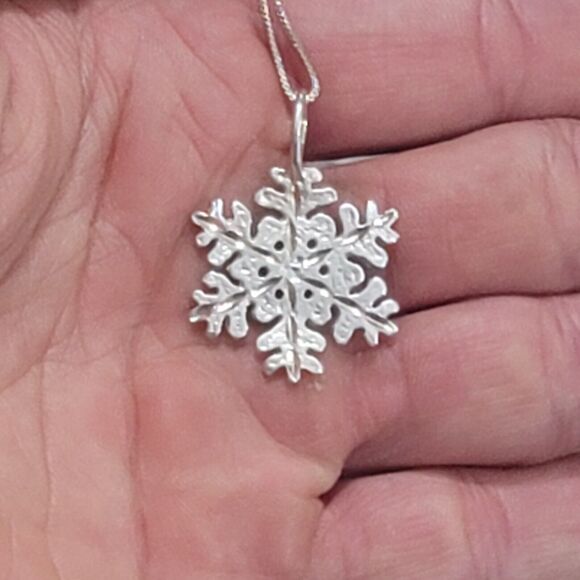 Shube Manufacturing 925 Sterling Silver Snowflake Pendant Necklace - Picture 4 of 11